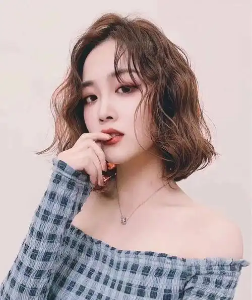 2021年了,"法式绵羊烫"超流行|短发|发型|烫发_网易订阅