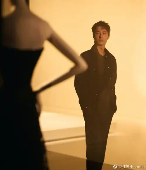 王一博看展侧拍##王一博看展照