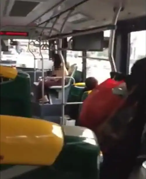 长发美女一上公交车脱光衣服 暖心阿姨帮披外套