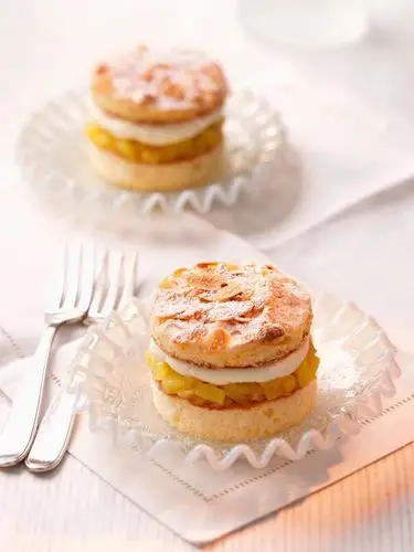 【水果甜品】『菠萝松饼』起酥面皮,将面皮切割成每片面皮直径8厘米