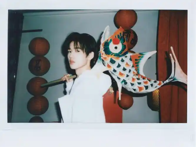 还有一张拍立得好帅呀呜呜#宋亚轩 二十撷彩行舟漫海