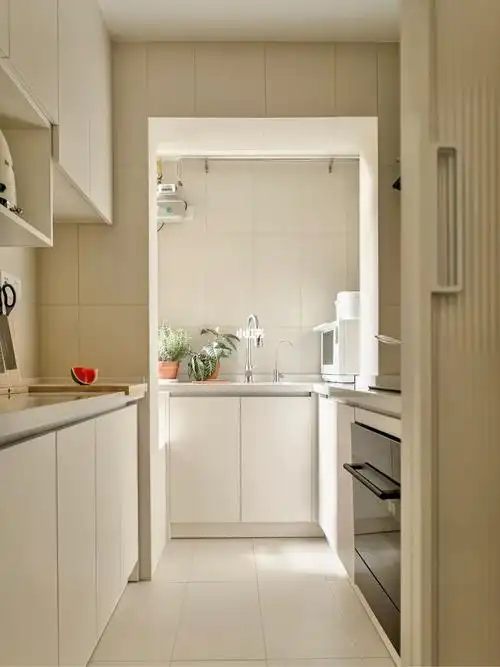 奶fufu白色厨房 隐藏式长虹玻璃 口袋门