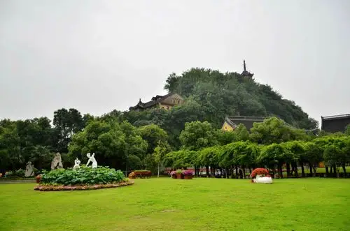 金山公园是一座集合了历史,宗教,自然景观与一体的大型旅游观光胜地.