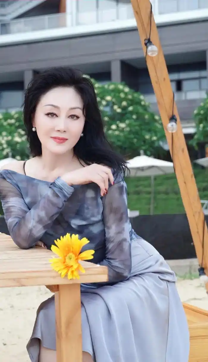 演员王姬在海边游玩,这哪里像60岁的人啊?