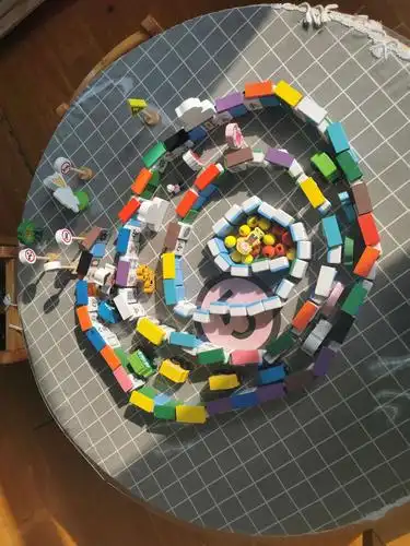 桥》 写美篇  回来后博博,钰轩和渟易先来到建构区,用麻将设计罗曼园