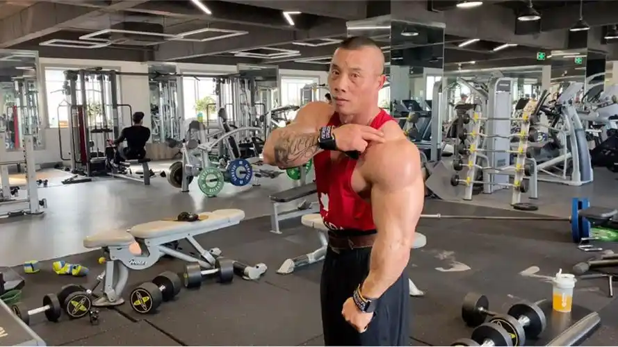 侧平举干货教学 水天翮带你一招打造职业宽肩