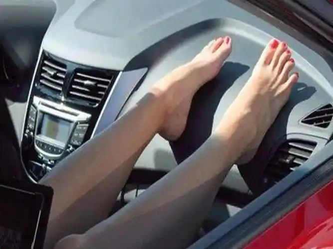 开车摸副驾大腿要记3分 真的假的?