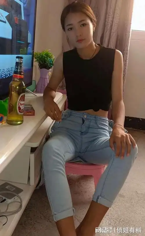 微胖的素人紧身牛仔裤穿搭紧身上衣居家自拍这波是否更有味道