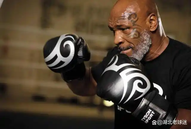 北京时间8月18日,1天前,前拳王迈克尔-泰森坐在轮椅上的照片被曝光.