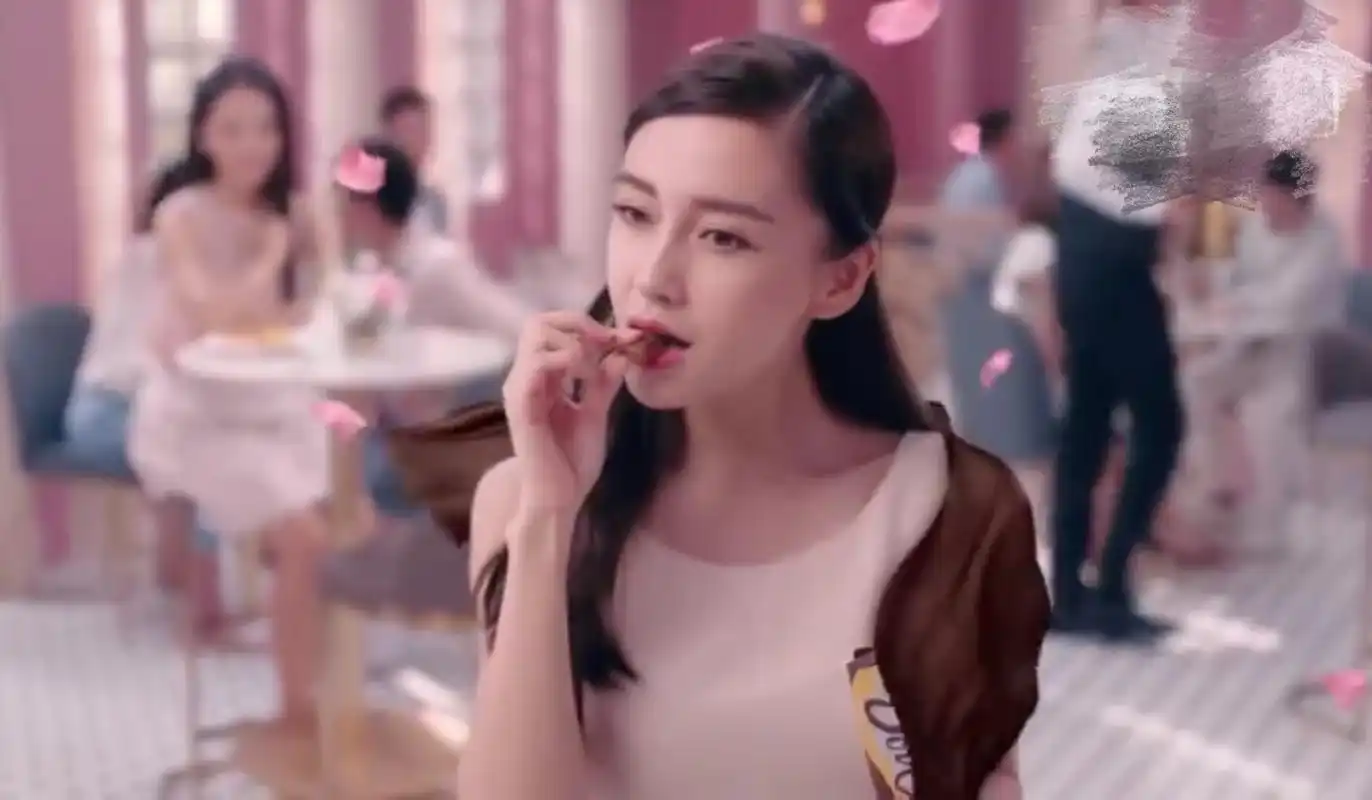 李易峰angelababy再度成为德芙代言人,angelababy吃巧克力太美了