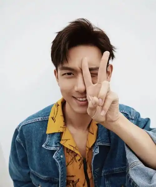 7月的李现,8月热度也一直在线,9月仅仅凭借个人话题度,就成功把《中国