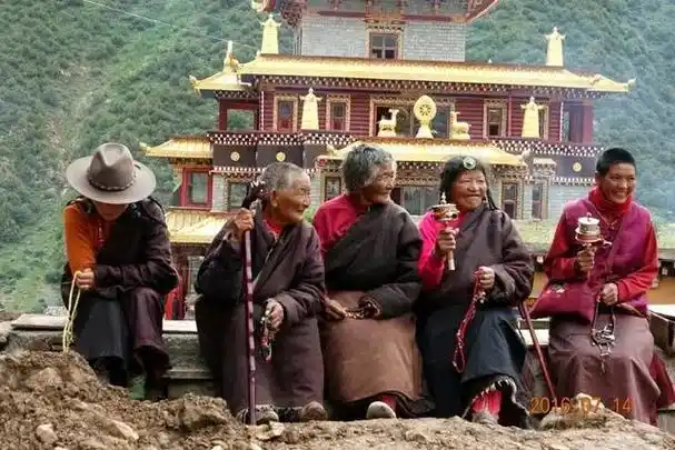 "协庆显密兴盛洲",是协庆寺(雪谦寺)的全称,是顶果法王的祖寺,位于