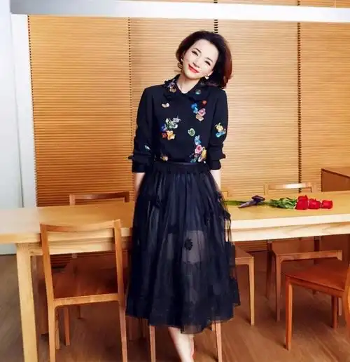 董卿奔五年纪状态不一般!穿一身黑登长城,朴素穿搭盖不住高级感