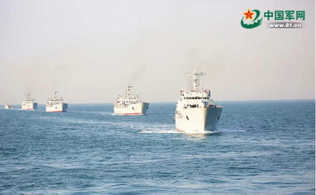 东海舰队某登陆舰大队开展海上实弹射击训练