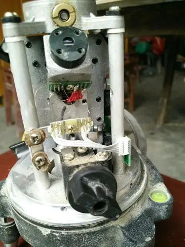 激光水平仪铜线段呢是什么连接的