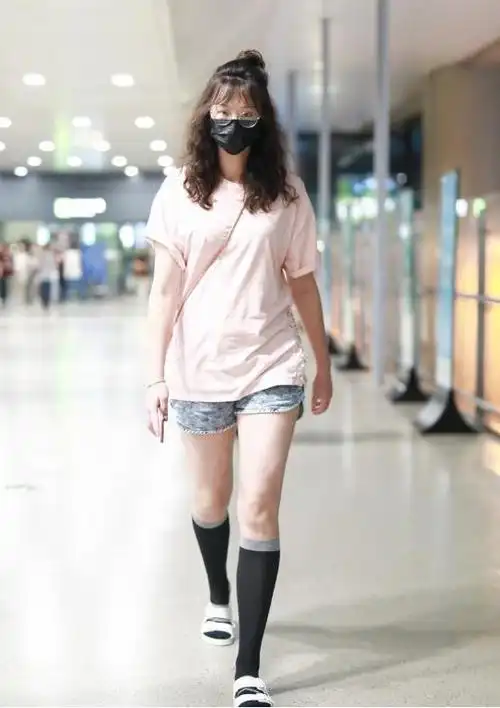 原来192cm的腿这么长惠若琪穿着清凉短裤显得迷你小一号