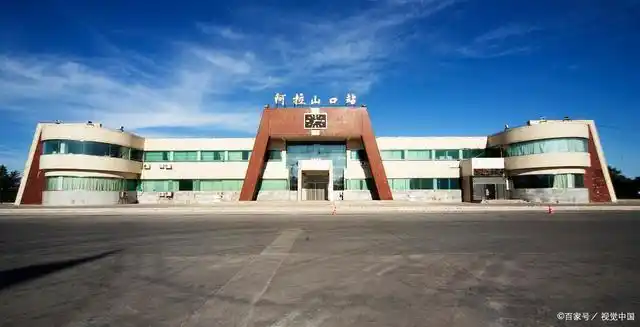 这个口岸是除霍尔果斯口岸外,第二个面向中亚和欧洲国家开放通关的