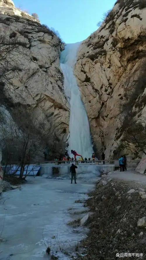 锦州大石湖是位于辽宁省锦州市义县瓦子峪镇的一个风景区.