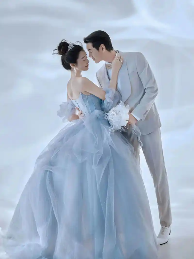 蓝色光影婚纱照 一下子惊艳住了78.
