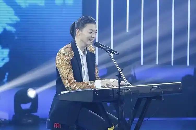 回顾歌手火风收养烈士遗孤两任妻子亲如姐妹今选择皈依佛门