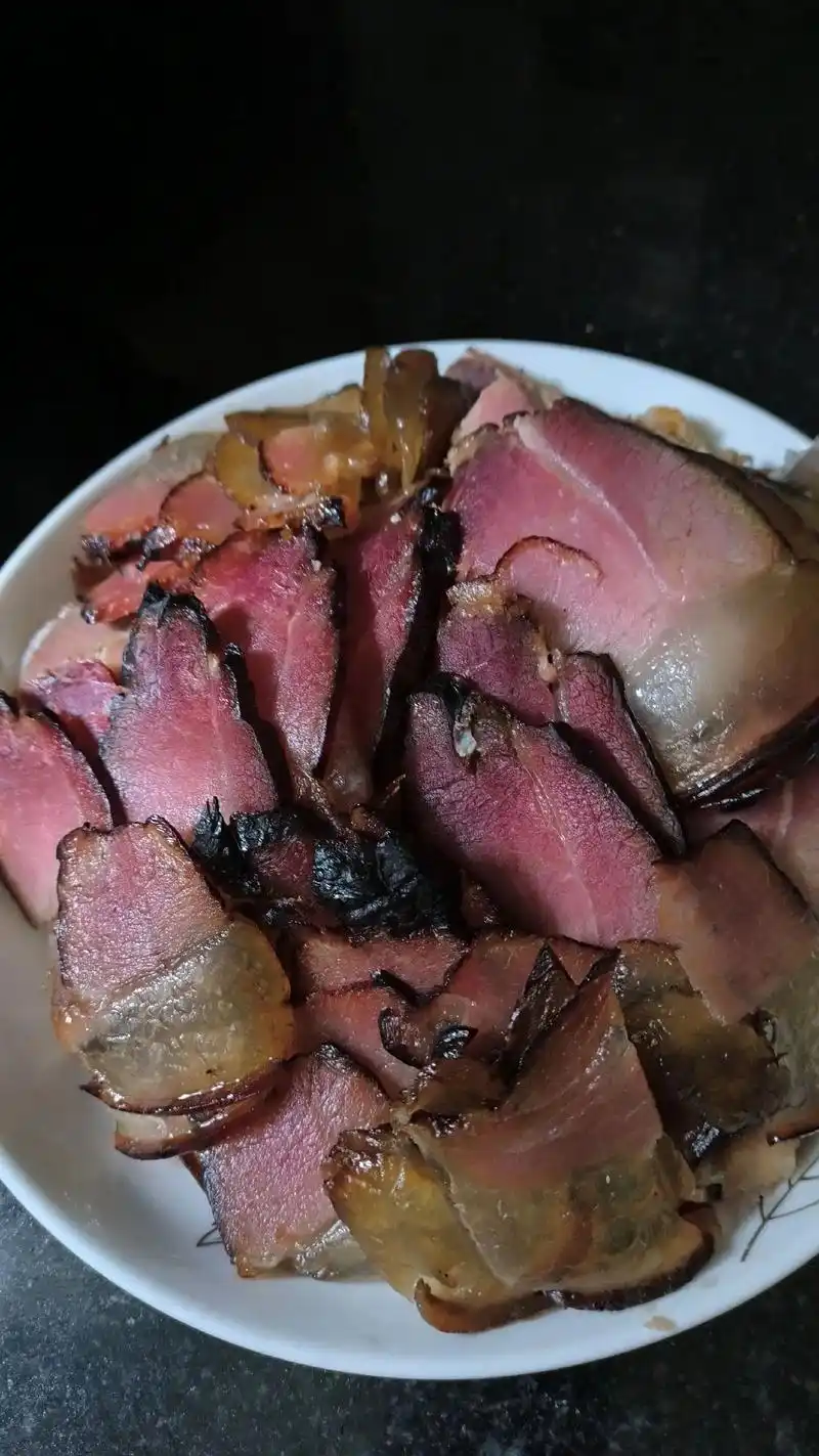 还是去年20多块钱一斤买的肉,一个人在家就煮腊肉吃,他们都不 - 抖音