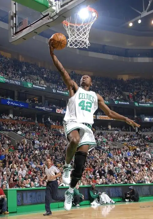 托尼阿伦打夏联时皮尔斯说扣一次篮给200块他真给了我2000块