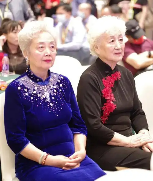 热烈祝贺宝妈创业分会"中国首创换衣无忧名牌服装推荐