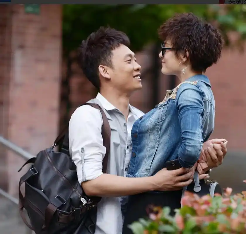 主持人问张译:"你跟很多女主角在戏里演夫妻,做情侣,什么殷桃,海清