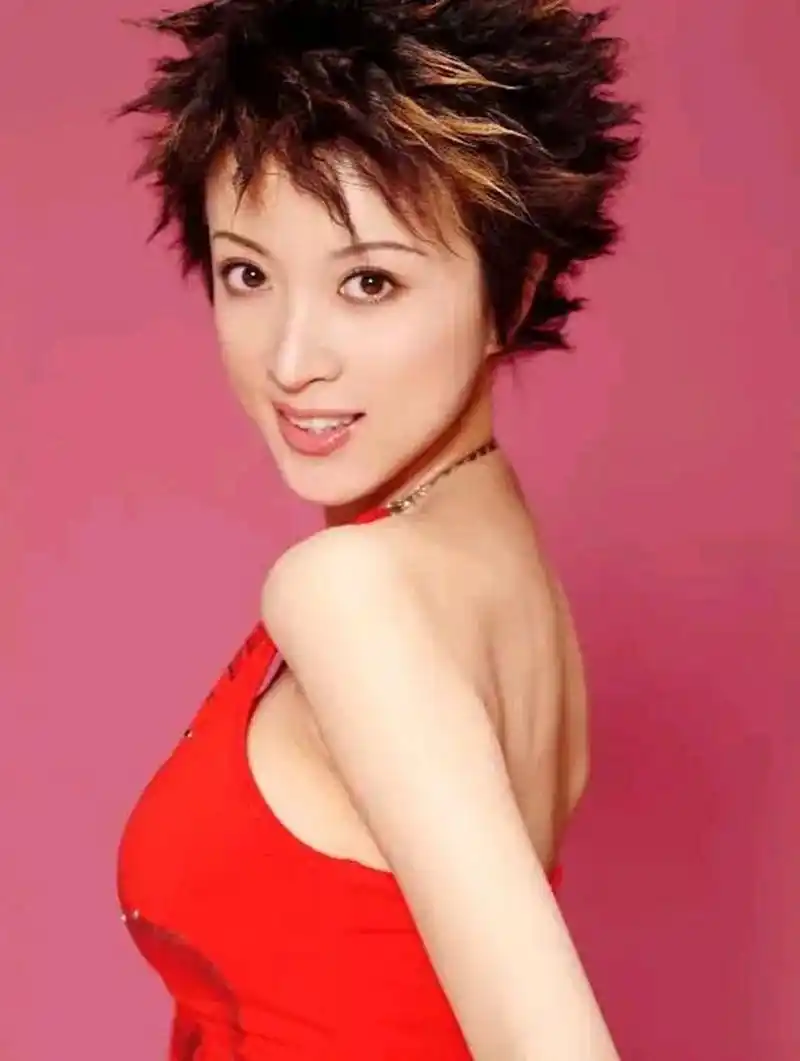 没想到,网友一看后,却吐槽说:金巧巧这形象真是一言难尽,于冬到底看上