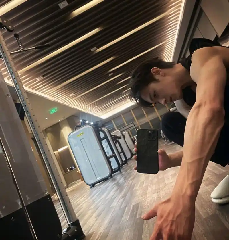 许凯晒身材,这肌肉很真实吧?[尬笑]#我们都爱聊八卦