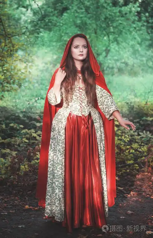 穿中世纪服装和红色斗篷的漂亮女人