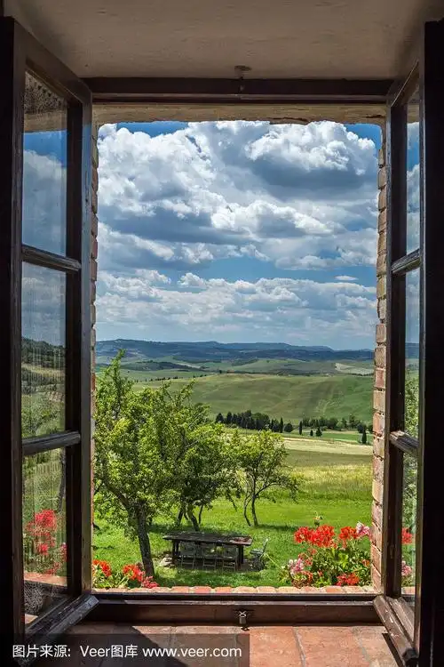 透过窗户可以看到托斯卡纳的乡村景色