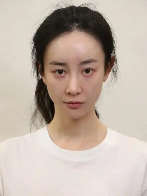 剧组合照吴宣仪露齿微笑,网友直呼龅牙矫正太出戏)