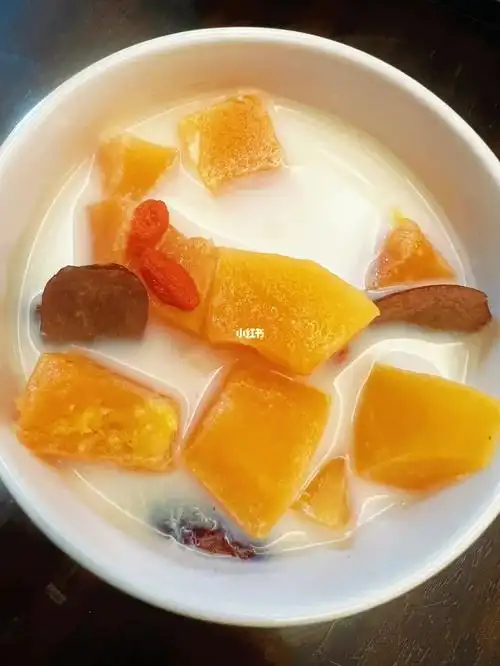 之后再加入些许牛奶和枸杞小火煮2分钟就可以啦鲜奶不能煮太久哦#木瓜