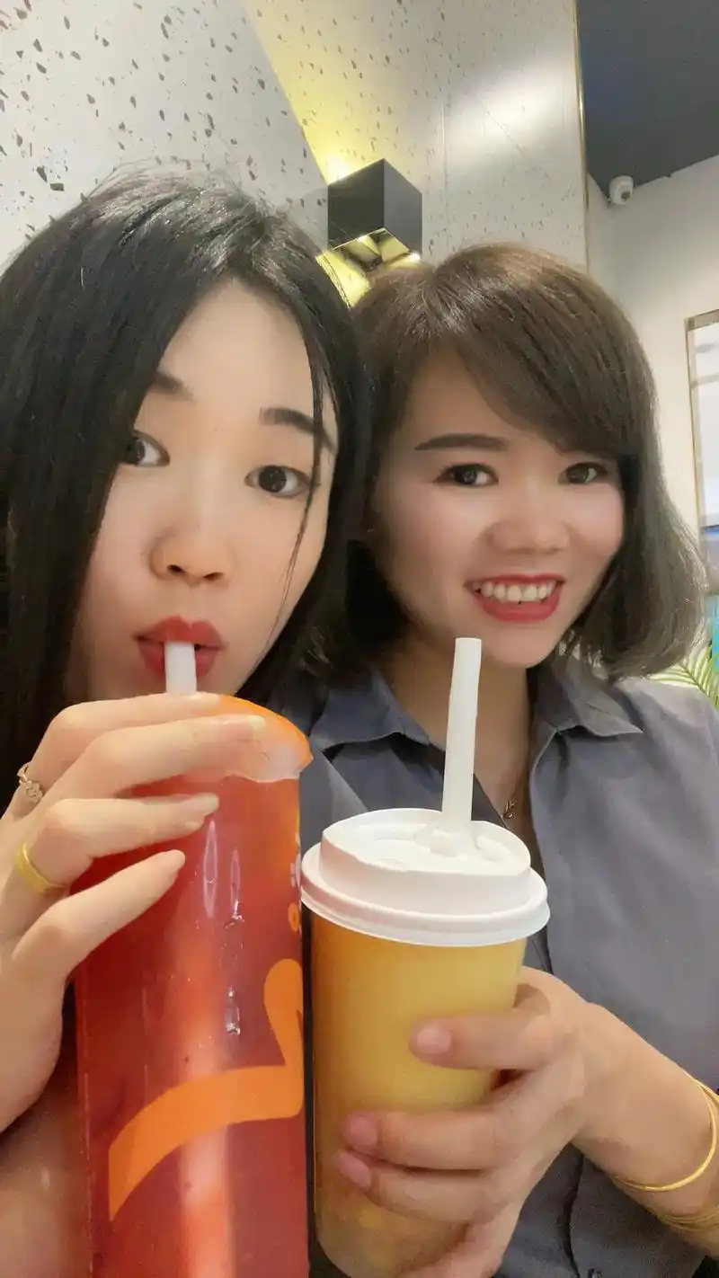 一起喝秋天的第一杯奶茶,世上美女千千万我的闺蜜最好看,暴富暴 - 抖