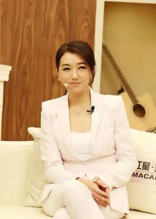 江珊真是"大号水蜜桃",深v长裙撑得够饱满,这身材52岁少见