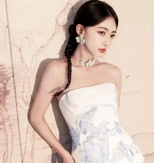 章子怡与张天爱的奢华与简约,关晓彤与周也的极致对比,卢昱晓与胡连馨