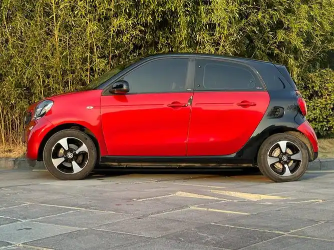 喜庆的红色四门smart遛娃代步车