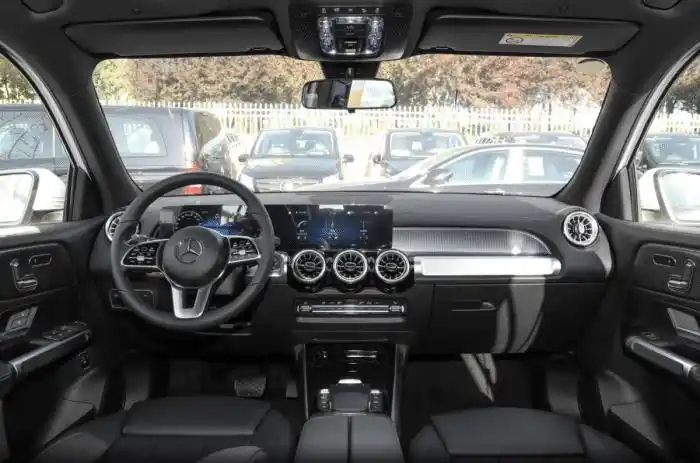 奔驰glb与大家族集团旗下的a级,b级以内饰上几乎保持一致,丰满诱人的