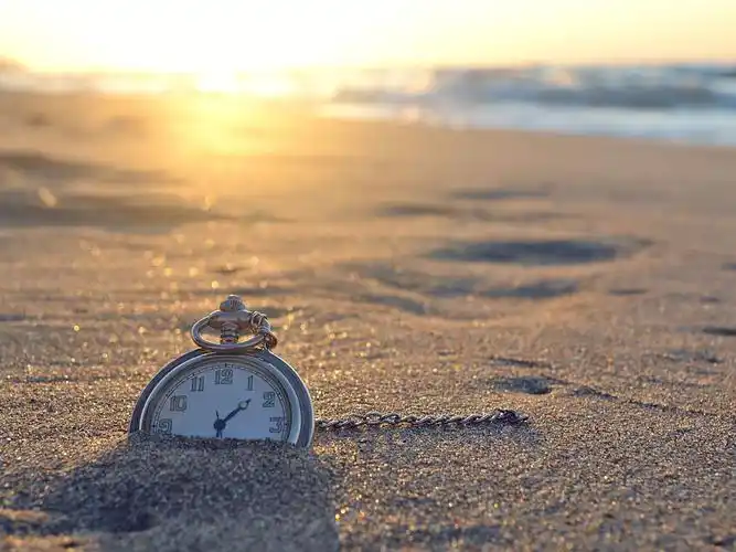 沙滩,大海,时钟,意境,明媚,唯美,夏至未至,被风吹过的夏天沙滩壁纸