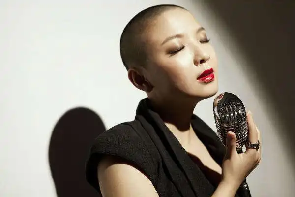 原名王慧,1986年6月5日出生于山西省太原市,中国内地女歌手