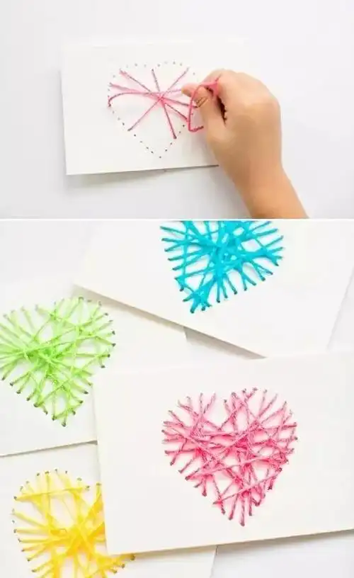 手势心形贺卡材料:彩纸,剪刀,画笔步骤:a4对折用小手为模型,剪出轮廓