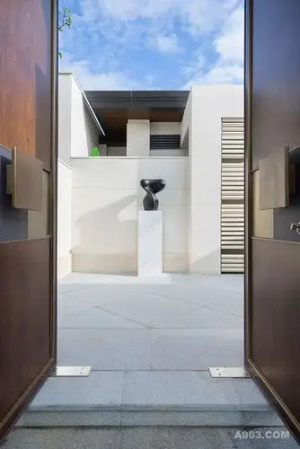 推开厚重的大门,设计师以极简流畅的造型,营造雅静的视觉,抽象化的