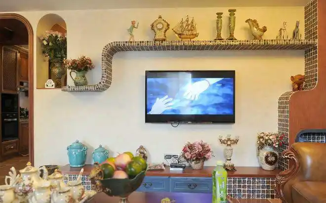 地中海风格自己砖砌落地电视柜用木质台面板装修效果图