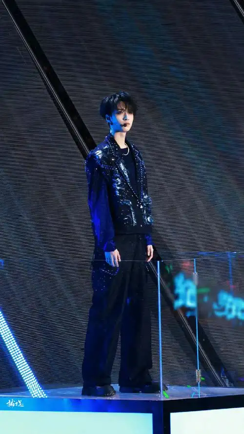 严浩翔solo舞台露腰