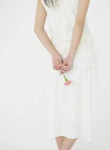 东方人,一个人,竖图,室内,白天,白色背景,裙子,热情,康乃馨,亚洲,双手