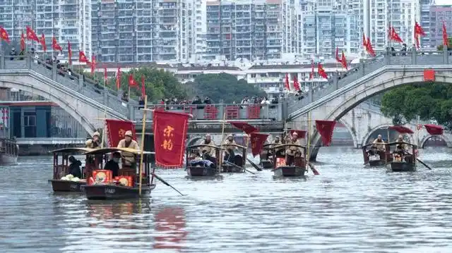 南塘—温瑞塘河—青灯石刻艺术博物馆"两点一线"举行的"水上南戏"表演