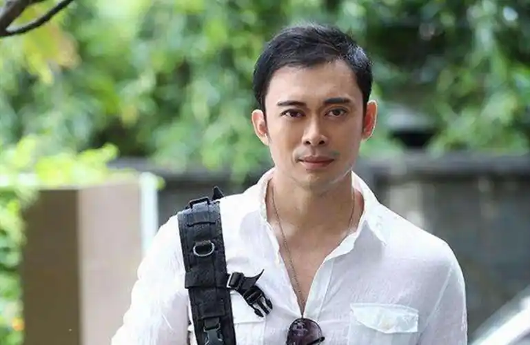 樊少皇少小得志,曾被李小龙看中,演完虚竹后逐渐没了人气