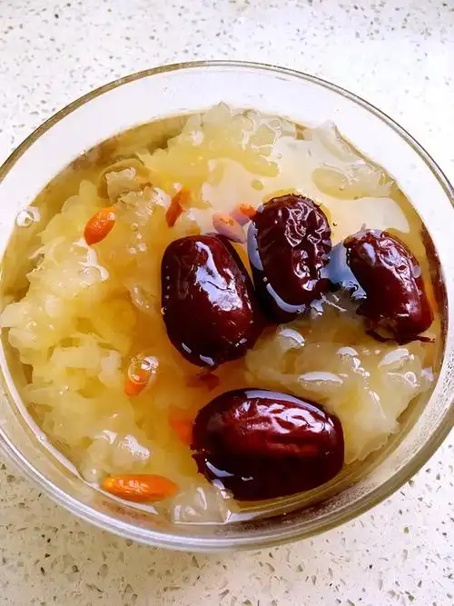 哈欠oo7做的银耳红枣汤(补铁补血最牛逼)