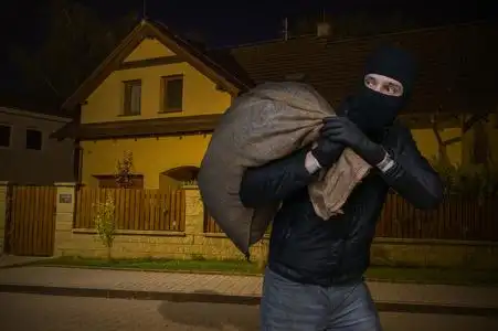 晚上和运行客场机智蒙面的强盗或防盗抢的房子 照片